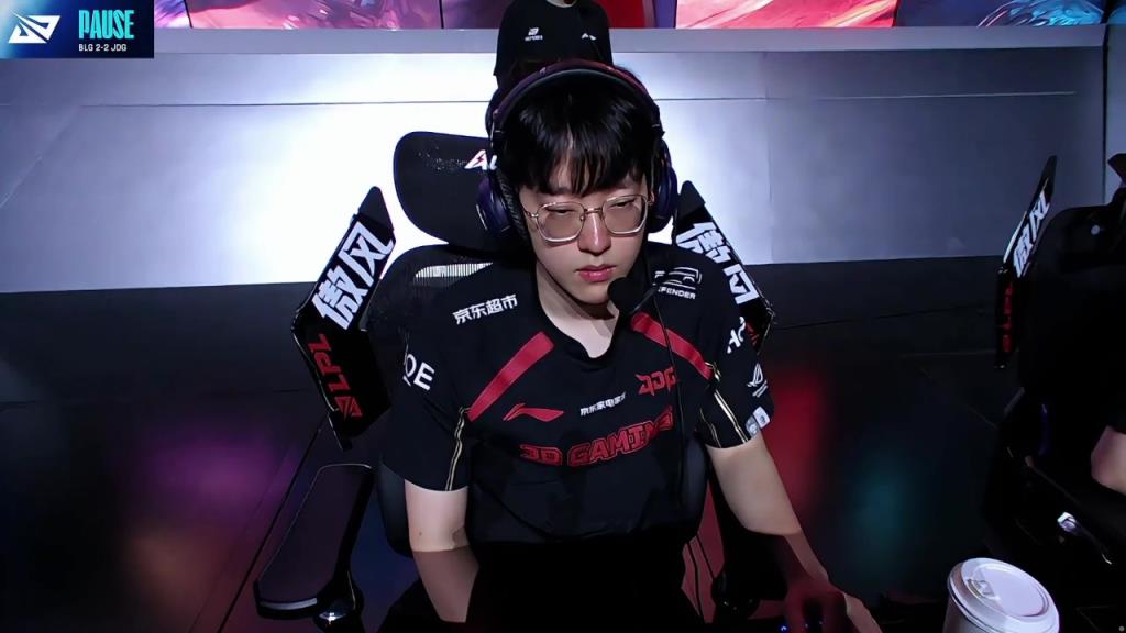 AYX-包含Rookie迎来三赛季高光表现，G2球迷沸腾！的词条